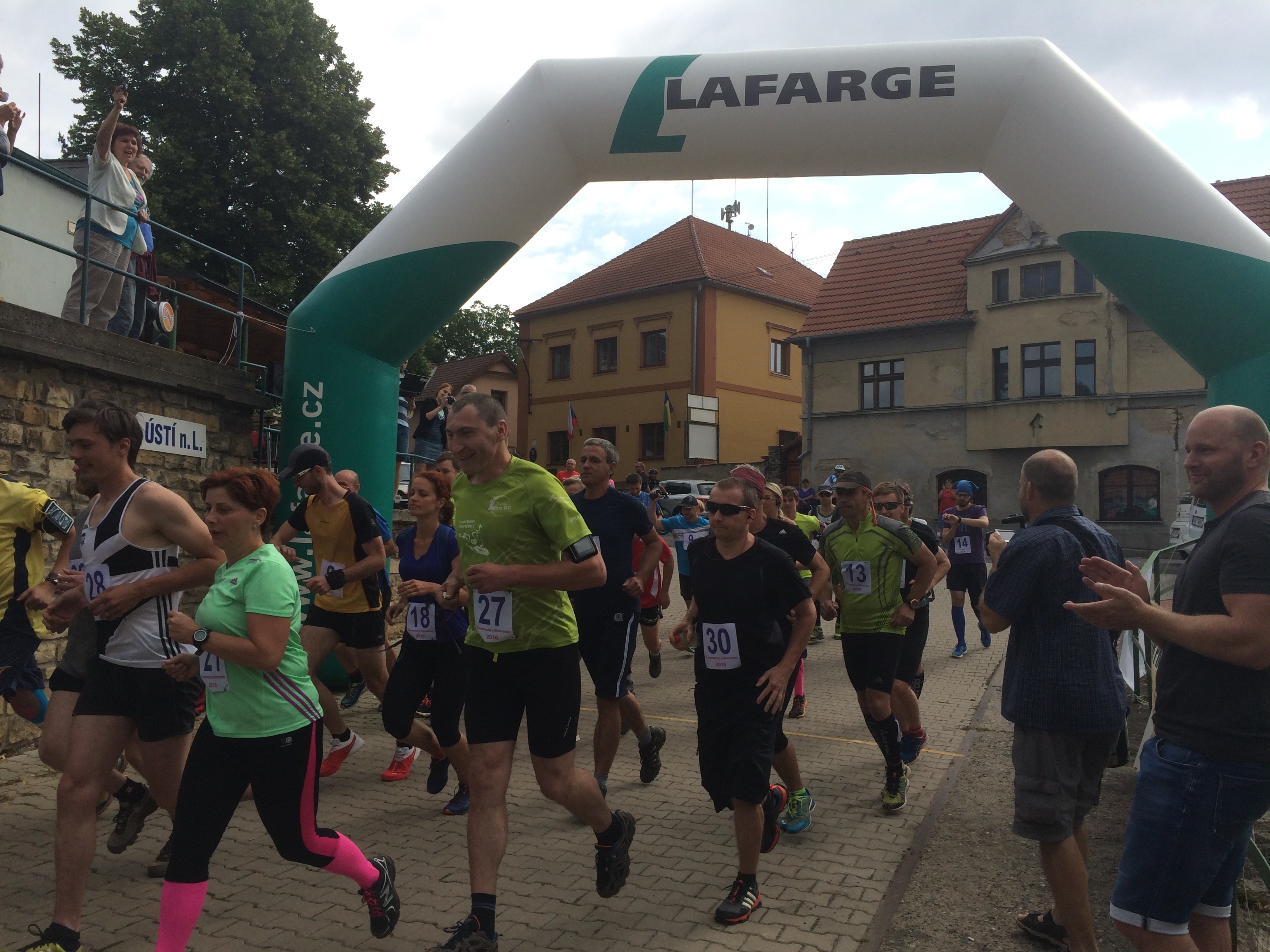 Vítěz půlmaratonu ve Velkých Žernosekách nebojoval jen s tratí