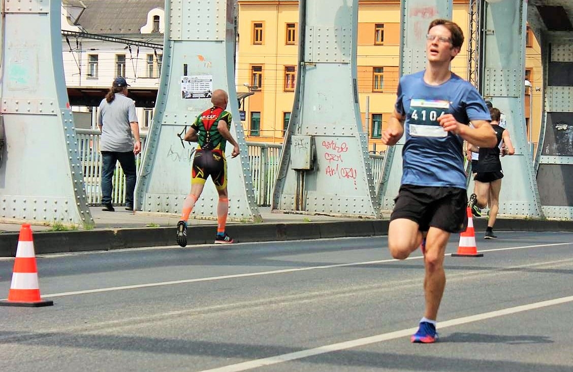 Na ústecké RunTour Petr Zuda potvrdil nárůst výkonnosti, ovládl pětku a posunul své maximum, Zuzka Rusínová stříbrná, bronz má z desítky Josef Procházka.