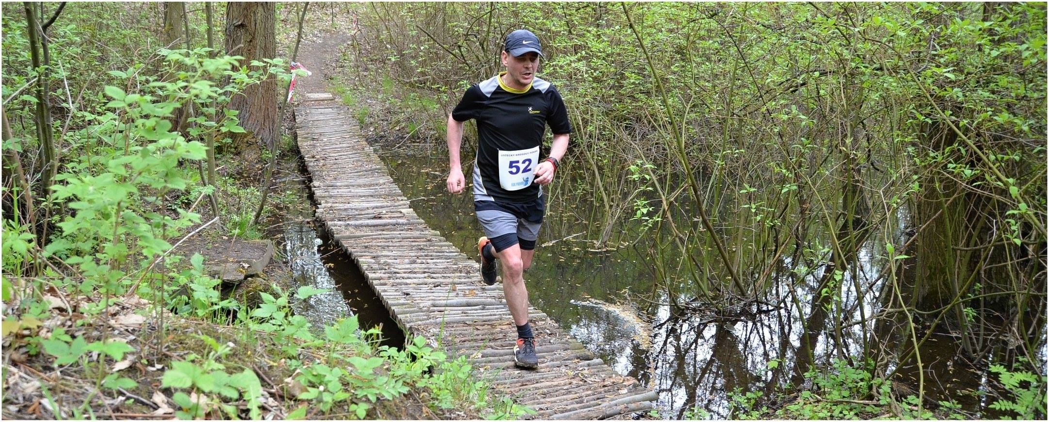 Nedělní běh na vrch Rovný, po startu nahoru, dolu až z cíle