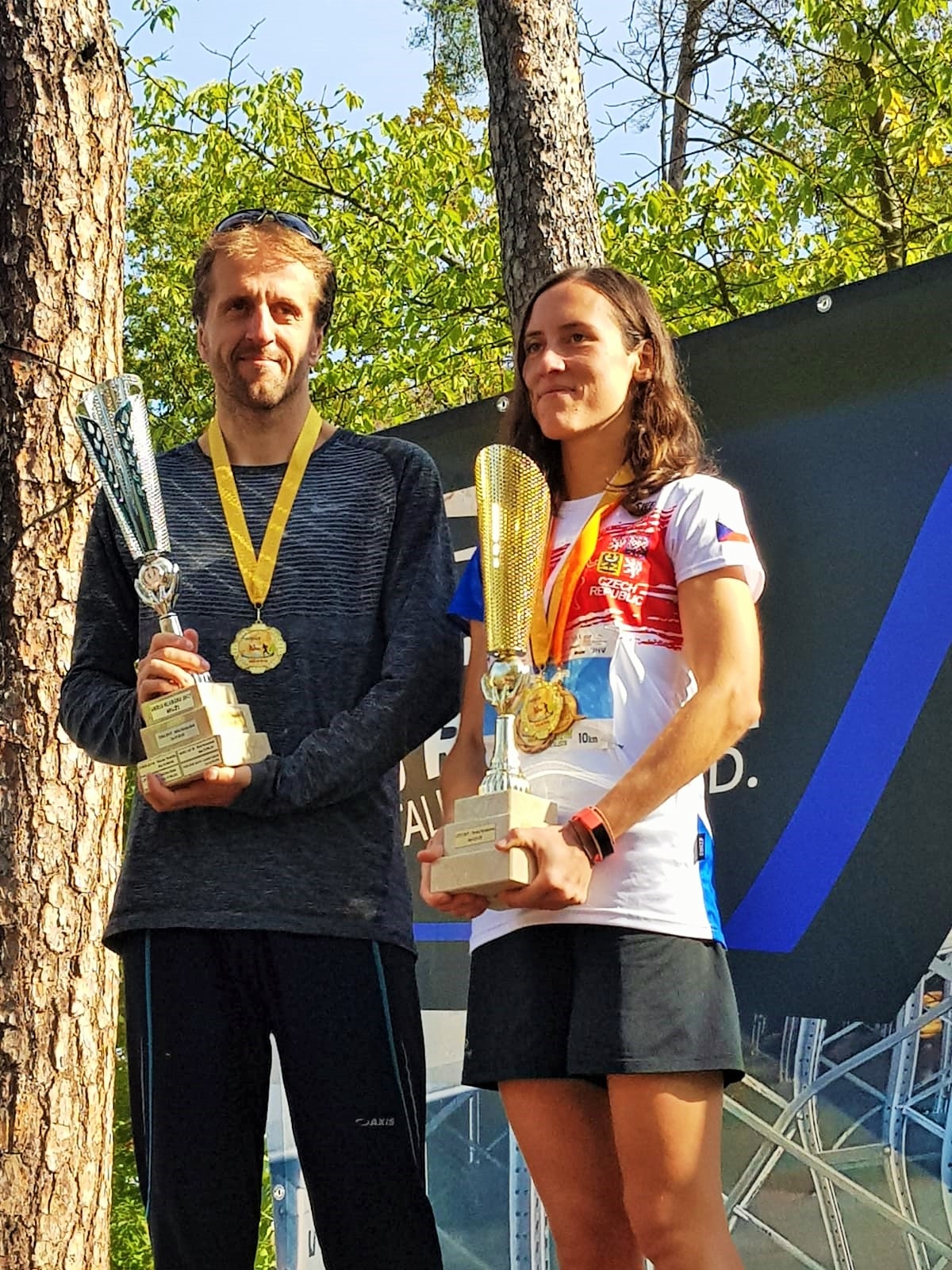 Podzimní Hlubák za nádherného počasí, poháry si odváží Mocek a Suchanová