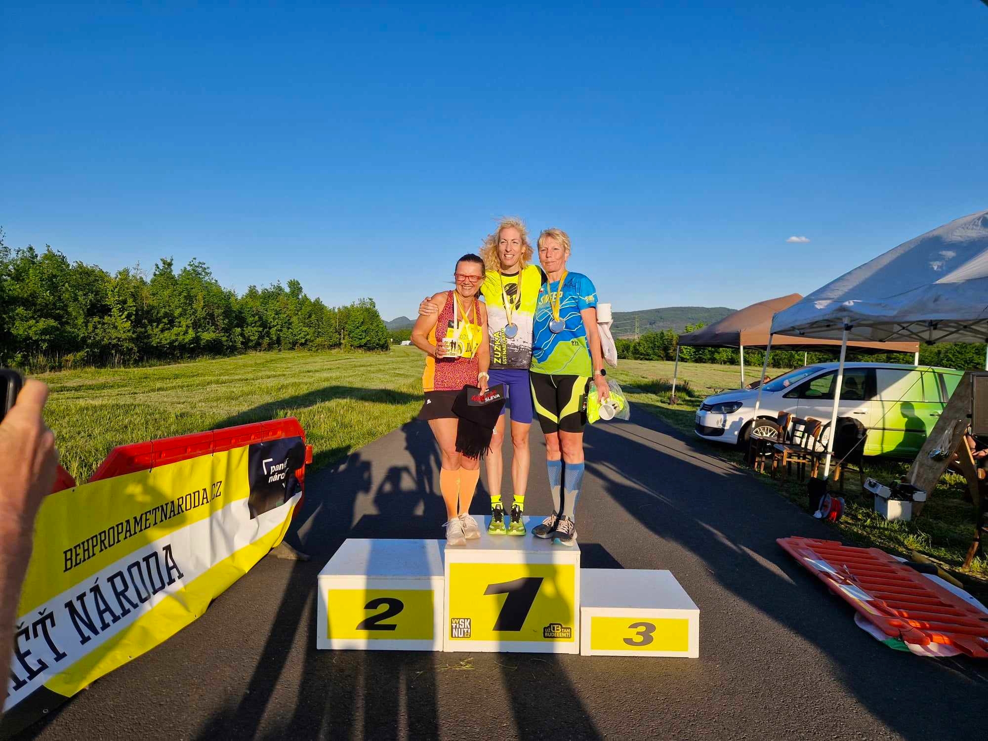 Stíny se při vyhlašování již dloužily, běh pro paměť národa vyhrála Kotěšovcová a Hradecký